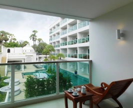 Двухместный номер Deluxe с балконом и с видом на бассейн двуспальная кровать в Chanalai Romantica Resort Kata Beach - Adults Only