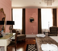 Улучшенный номер с видом на улицу в Dom Boutique Hotel