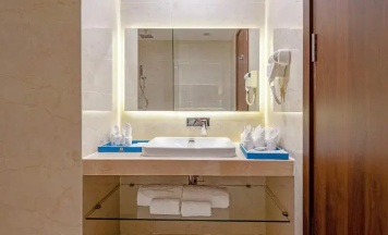 Четырёхместный семейный номер Standard с балконом и с красивым видом из окна в Gold Plaza Hotel Da Nang