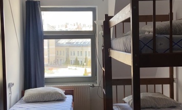 Трехместный номер с окном в Петя и волк