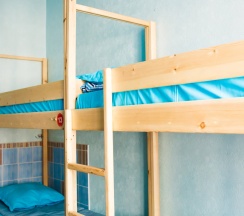Кровать в общем номере с красивым видом из окна в Like room