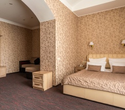 Полулюкс с двуспальной кроватью и диваном в Kravt Sadovaya Hotel