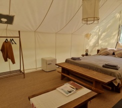 Двухместный Глэмпинг Эко с видом на озеро двуспальная кровать в Глэмпинг на озере Сиг