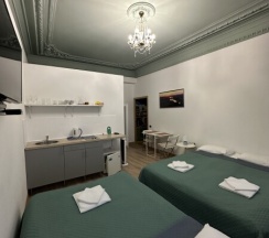 Четырёхместная комната с собственной мини - кухней для 4 взрослых / Quadruple room with private kitchenette в Pio