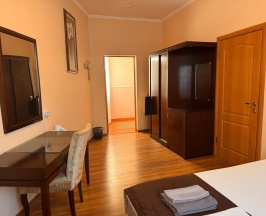 Семейный двухкомнатный улучшенный с двумя двуспальными кроватями и диваном в Алия