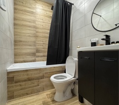 Четырехместный номер с кроватью размера "King-size" и двухъярусной кроватью в THouse