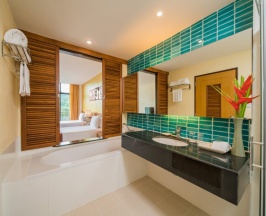 Двухместный номер Deluxe с видом на бассейн двуспальная кровать в Naithonburi Beach Resort
