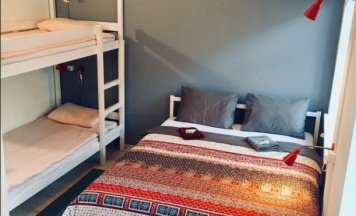 Четырехместный номер с 1 двуспальной или 2 односпальными кроватями в Instahostel