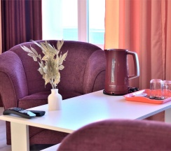 №9. Семейный номер с двуспальной кроватью, диваном и видом на Байкал в Прибой