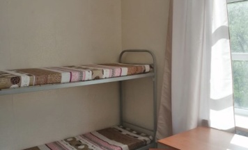 Кровать в общем номере с красивым видом из окна в Разместим