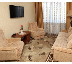 Двухкомнатный Комфорт с одной двуспальной кроватью и диваном (One bedroom) в Светлана