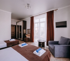 Четырехместный номер (3+1) с балконом в Космос