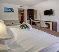 Двухместный номер Premium с балконом двуспальная кровать в Prestige Hotel and Aquapark