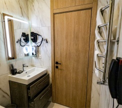 Делюкс с балконом и видом на море/горы (одна кровать 180 см, диван 120 см) 3* в Golden hills