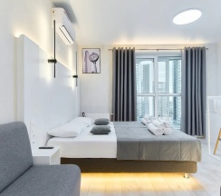 Двухместный номер Deluxe с балконом и с видом на город 2 отдельные кровати в Апартаменты Новые в Минск-Мир возле Avia mall