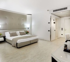 Четырёхместный номер Standard в Mediterraneo Palace Hotel