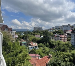 Четырёхместный номер Standard с 2 комнатами с балконом и с красивым видом из окна в На Короткой