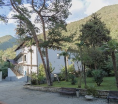 Двухместный номер Стандарт с балконом и с видом на горы 2 отдельные кровати в Нарт