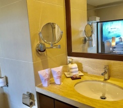 Двухместный номер Deluxe с балконом и с видом на горы двуспальная кровать в Hotel Annapurna View Sarangkot