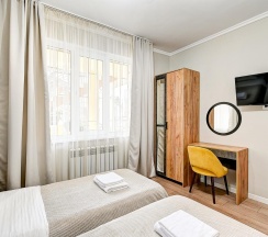 Комната стандарт с 2 односпальными кроватями с видом на террасу в Белая Лилия