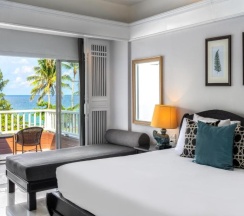 Двухместный номер Deluxe Terrace с видом на море двуспальная кровать в Thavorn Palm Beach Resort Phuket