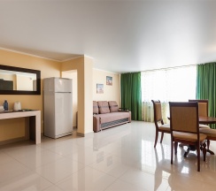 Семейный номер на трех-четырех гостей с большой террасой и видом во двор (корпус К) в Оптимист