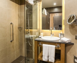 НОМЕР БИЗНЕС-КЛАССА С БОЛЬШОЙ КРОВАТЬЮ (KING SIZE) И ДОСТУПОМ В БАР-ГОСТИНУЮ в Doubletree by Hilton Tyumen