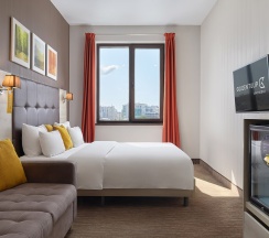 Улучшенный номер с широкой двуспальной кроватью в Golden Tulip