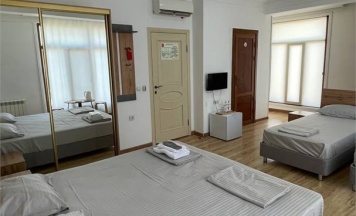 4Улучшенный номер с 1 большой кроватью и 2 отдельными кроватями в Asiya Hotel Grozny