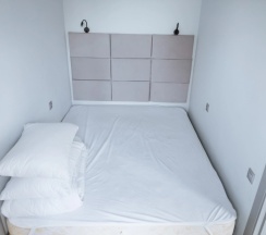 Двухместный коттедж с 3 комнатами с красивым видом из окна двуспальная кровать в Банный остров