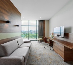 Номер Junior Suite, с видом на город - с двуспальной кроватью и диваном в Pullman Sochi Centre