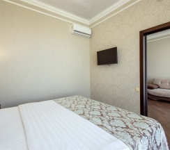 Номер первой категории  "Улучшенный люкс с балконом" в Mari