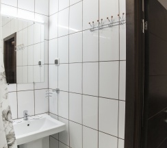 Трехместный номер с двуспальной и односпальной кроватями в Арль