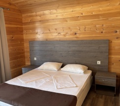 Четырёхместный семейный номер Classic с балконом и с видом на горы в Golden House Hotel