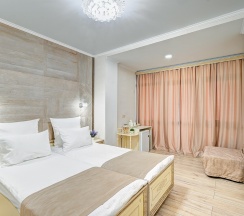 Комфорт Панорамный с балконом и видом на город,  2-х местный с дополнительным местом в Амбассадор