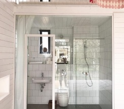 Однокомнатный с двуспальной кроватью и антресолью для сна детей в Blaga house design dacha