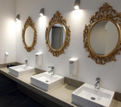 Кровать в общем номере с красивым видом из окна в Lost Inn Lisbon Hostel