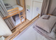 Кровать в 4-местном мужском номере (общие удобства) в Hot Place Guest House