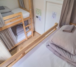 Кровать в 4-местном мужском номере (общие удобства) в Hot Place Guest House