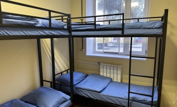 Кровать в 4-местном общем мужском номере в Точка