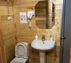 Коттедж с балконом и с красивым видом из окна в Events place