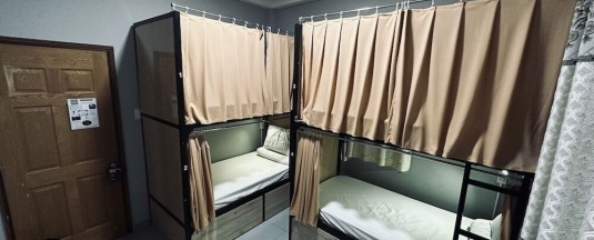 Кровать в общем номере (женский номер) с балконом в Alleyway Hostel - Adults Only