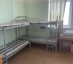 Кровать в общем номере с красивым видом из окна в Staffhostel