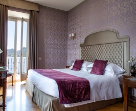 Двухместный люкс Corner двуспальная кровать в Hotel Villa Flori
