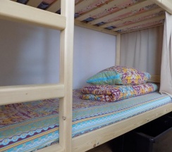 Кровать в 12-местном общем номере в Main room