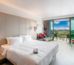 Двухместный номер Superior с балконом и с видом на море двуспальная кровать в Отель The Yama Resort & Spa Kata Beach Phuket