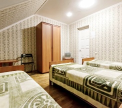 Кровать в общем номере с красивым видом из окна в Атлантида