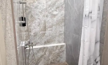 Кровать в общем номере с видом на озеро в Адмирал