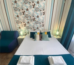 Трехместный номер с открытым балконом и боковым видом на море в Joy apartments