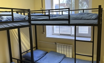 Кровать в 8-местном общем мужском номере в Точка